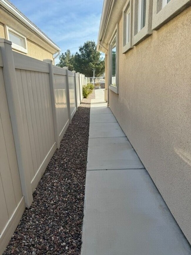 Building Photo - spacious 2 bedroom 2 bath home with office in Del Webb