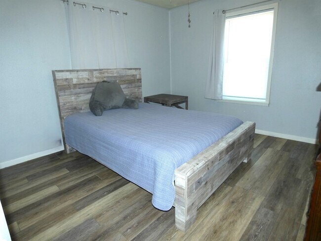 Building Photo - 1101 E College St