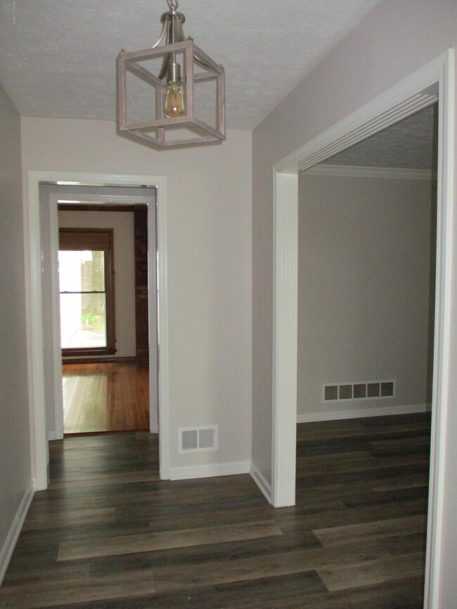 Building Photo - 2901 Creekside Dr