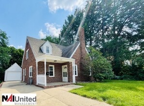 Building Photo - 3 bedroom, 2 bathroom close to Unity Point...