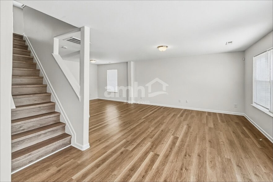 Building Photo - 118 Charndon Way