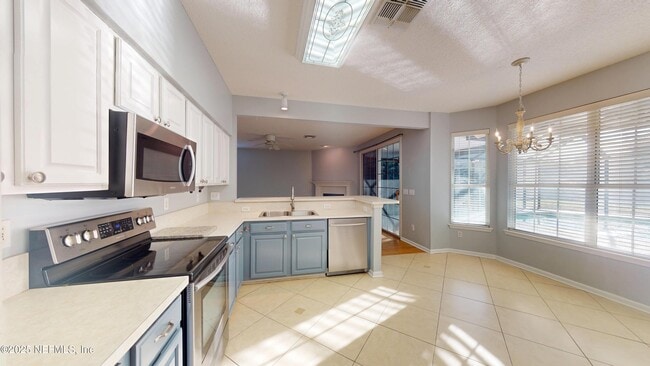 Building Photo - 281 Village Green Ave