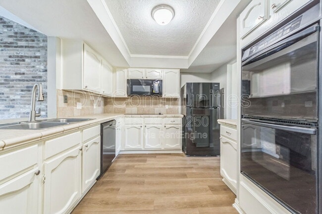 Building Photo - 809 Willow Creek Dr