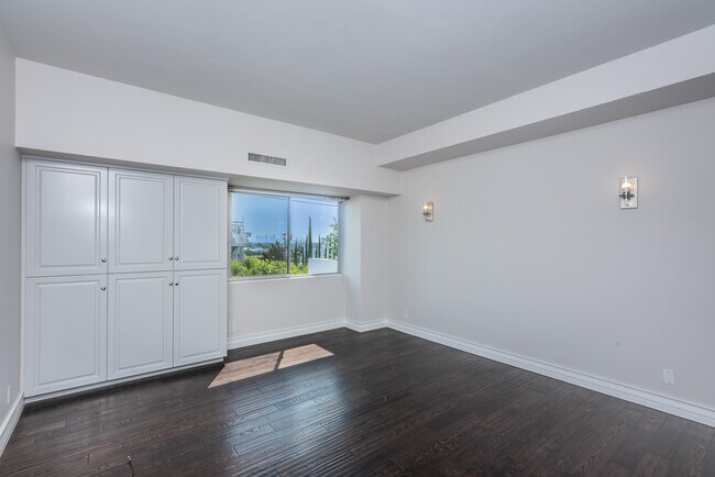 Building Photo - 1155 N La Cienega Blvd