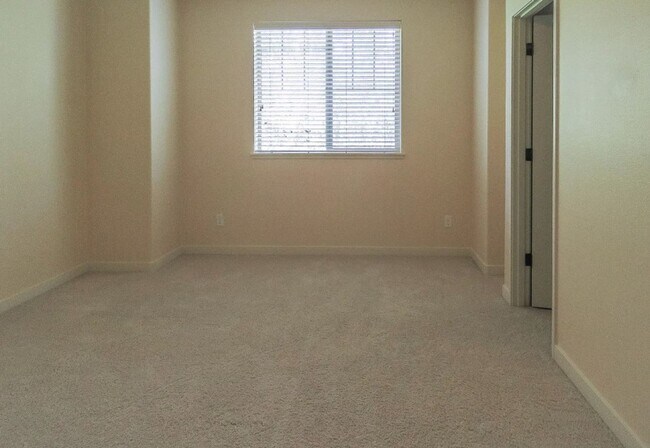 Building Photo - Beautiful 2br/2.5ba Townhome in Arbor Parc...