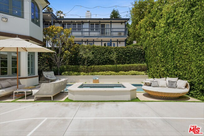 Building Photo - 108 S Poinsettia Ave
