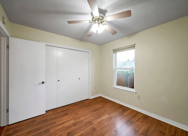 Building Photo - AVAILABLE 11/10... 3/2 with LARGE backyard!!