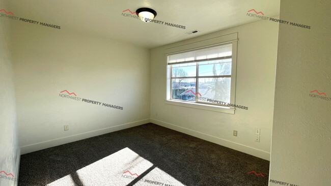 Building Photo - r223a