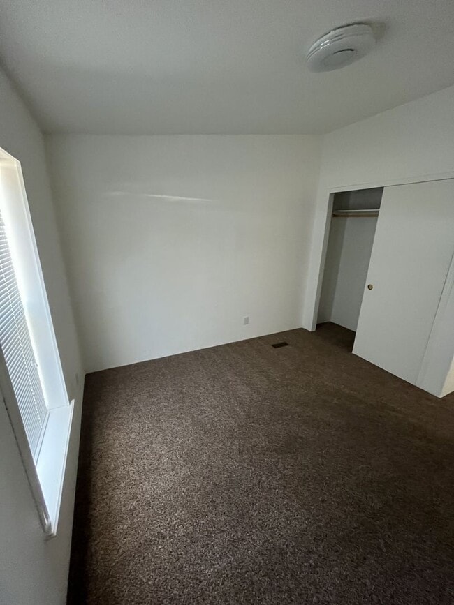 Building Photo - Beautiful Home in Fairview