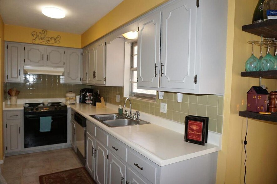 Building Photo - 2536 S McCann Ave