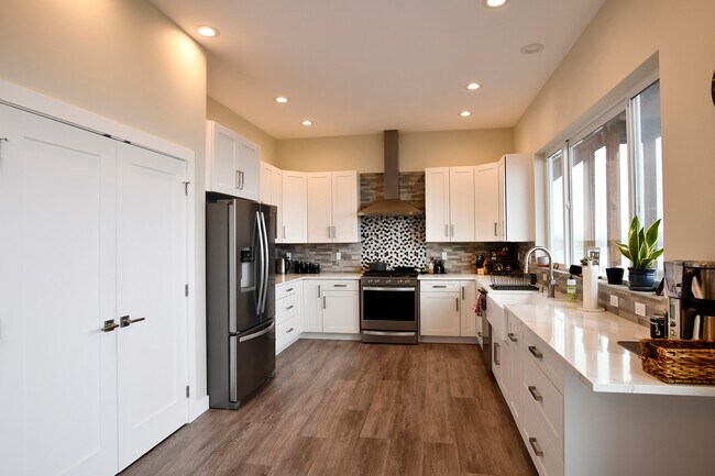 Kitchen - 4443 Decatur Dr