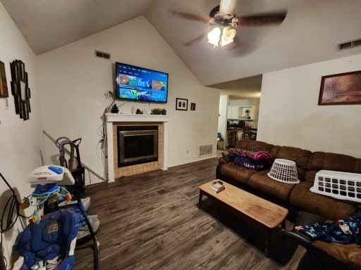 Building Photo - 220 Summertree Ln