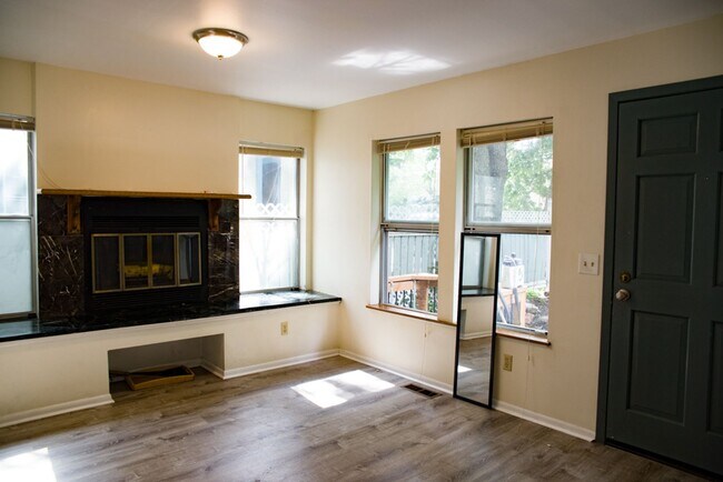 Building Photo - 3 Bedroom 2 Bath Close to the U of M Avail...