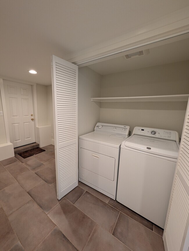 Building Photo - 6688 Estates Dr