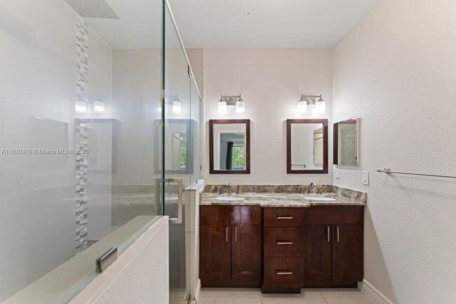 Building Photo - 1110 NE 1st Ave