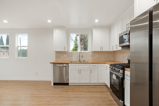 Building Photo - 443 Heliotrope Dr