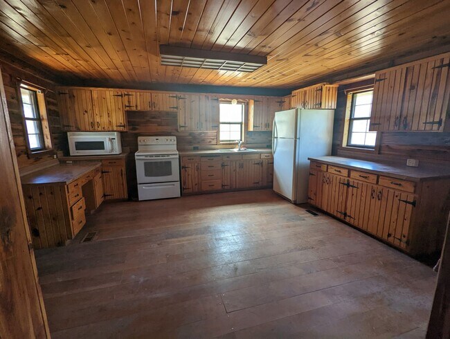 Building Photo - Log Cabin in Pilot Grove, MO