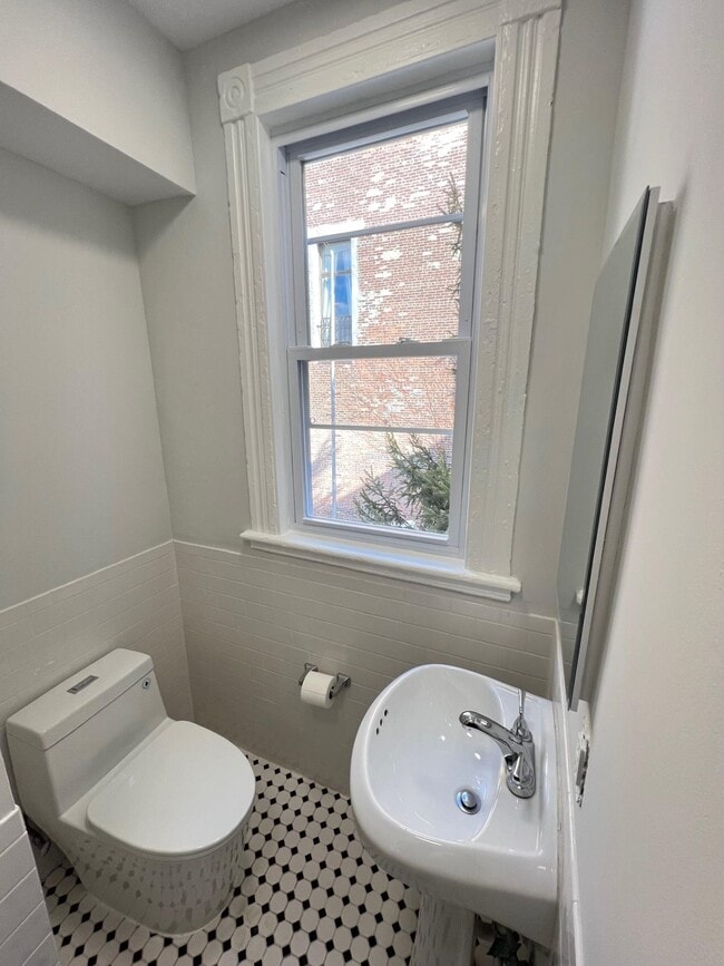 Building Photo - 492 Monmouth St