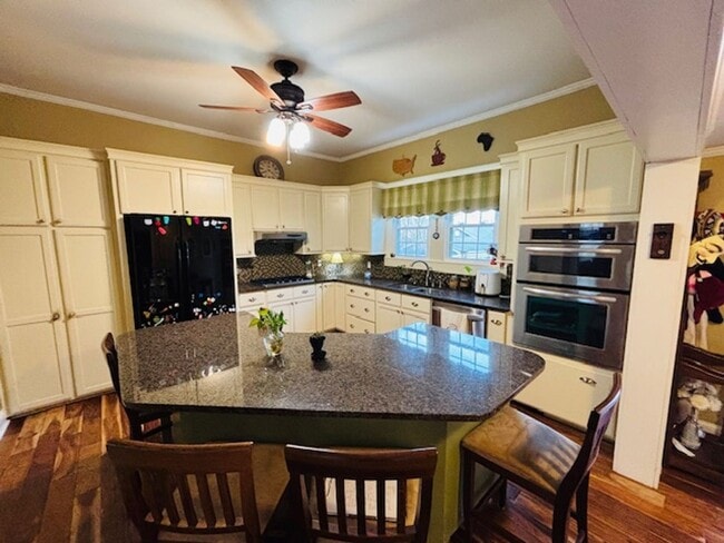 Building Photo - 109 S Rose Ave