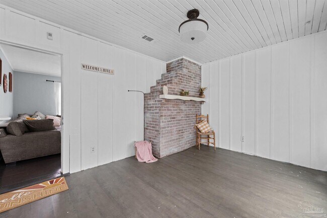 Building Photo - 1111 S Old Corry Field Rd