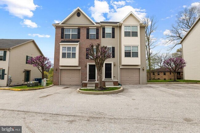 Building Photo - 8 Shady Tree Ct