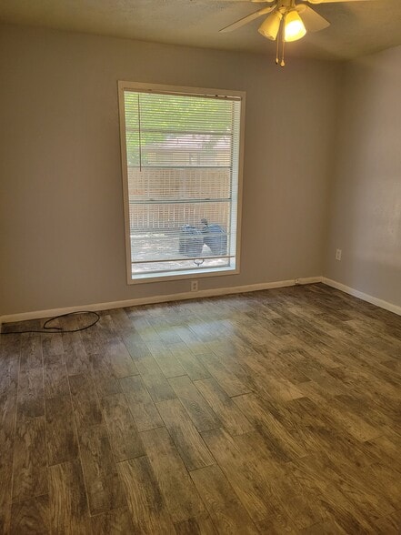 Building Photo - 1907 Pine Tree Dr