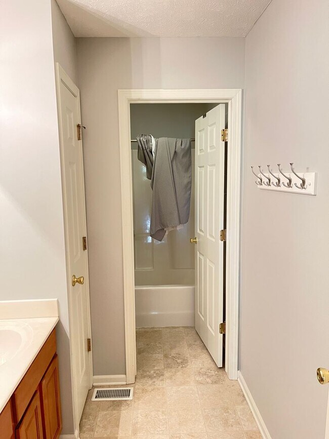 Building Photo - Move-in special. Beautiful 4 bed 2.5 bath 3000+sq ft