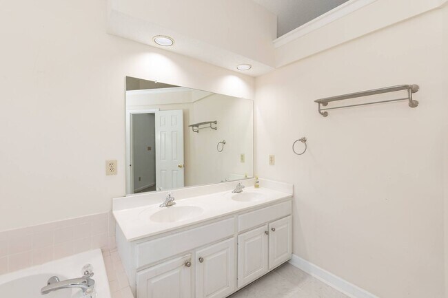 Building Photo - Three Bedroom Home!
