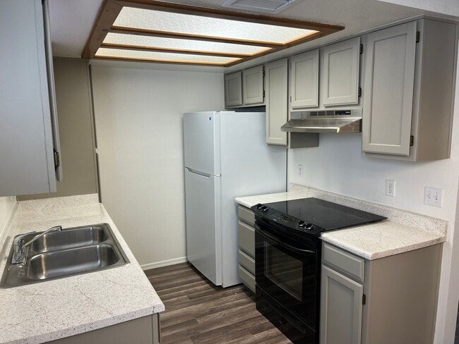 Building Photo - CONDOMINUM - OAK CREEK ESTADOS-VILLAGE OF OAK CREEK