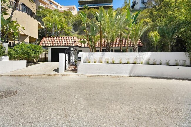Building Photo - 2170 Sunset Plaza Dr