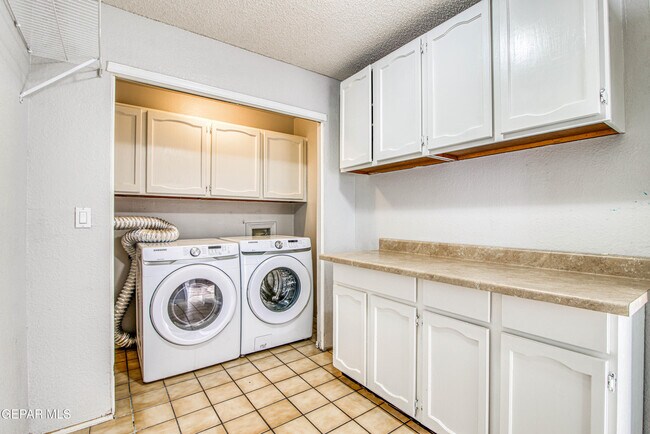 Building Photo - 853 El Parque Dr