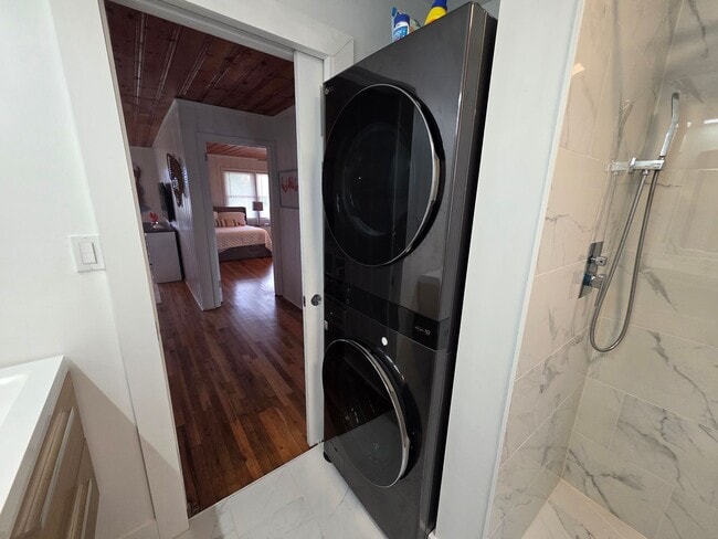 Building Photo - Pink Flamingo #1