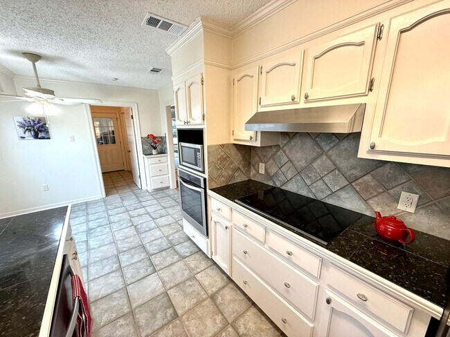 Building Photo - Spacious & Updated 3BR in Brookhollow – Fully Equipped