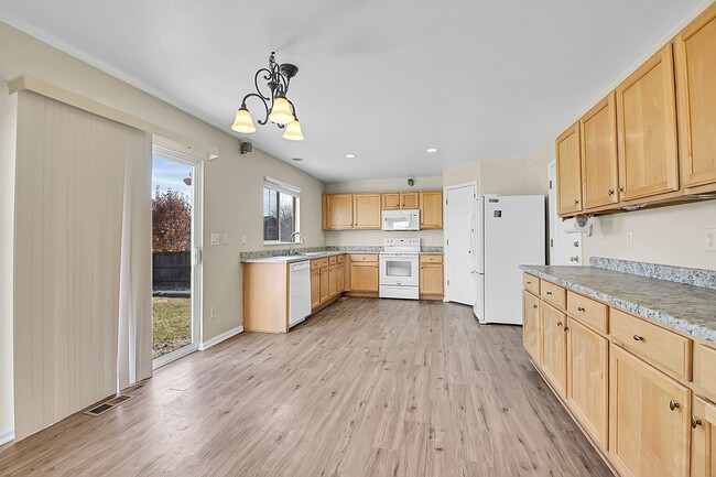 Building Photo - 3 bedroom, 2 bath home with 2 car garage in Highlands Ranch