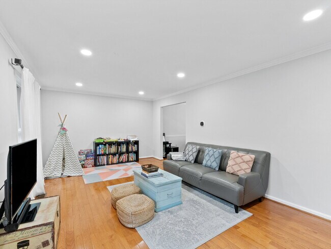 Building Photo - "Spacious 4-Bed Oasis with Scenic Views an...