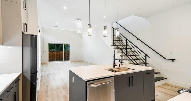 Building Photo - 2318 Arroyo Ave