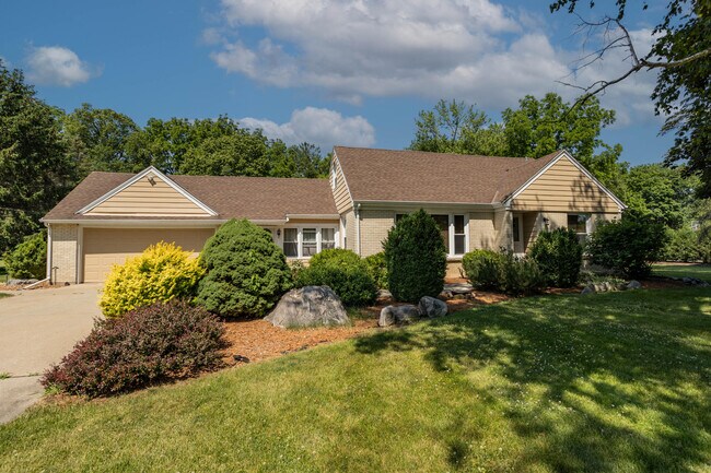 Building Photo - 3335 Sunnyview Ln