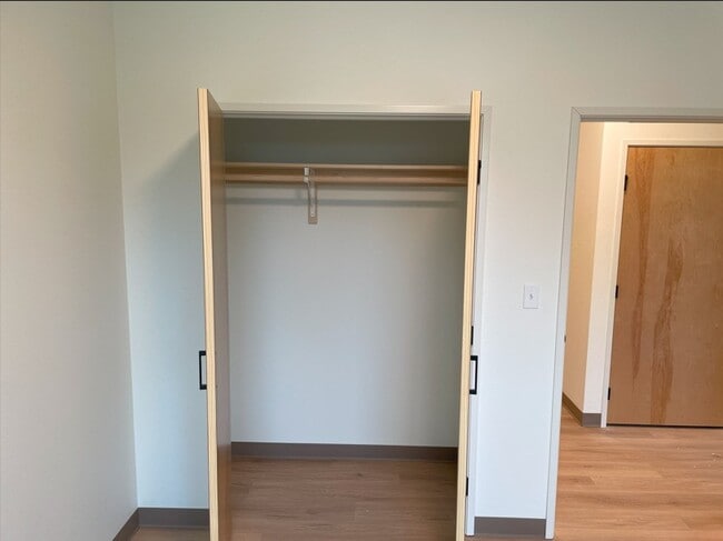 Building Photo - 14910 W River Dr