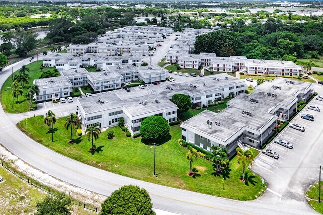 Building Photo - 3120 Lake Osborne Dr