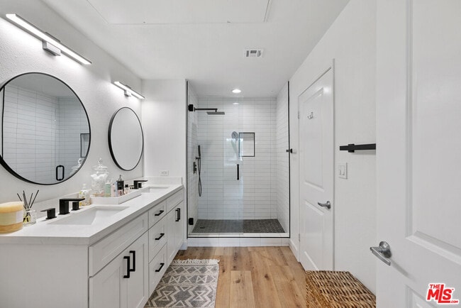 Building Photo - 6400 Crescent Prk E