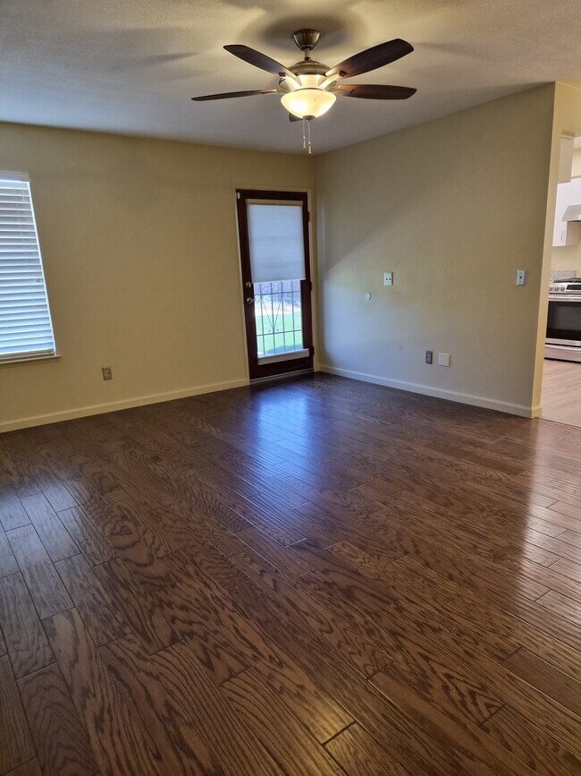 Building Photo - 376 E Sycamore Ave