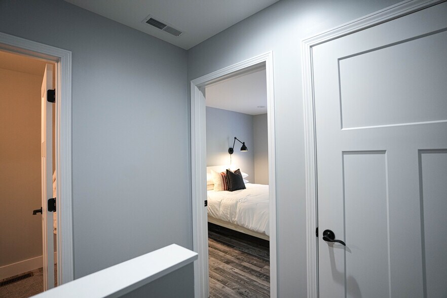 Building Photo - 1027 W 5th St