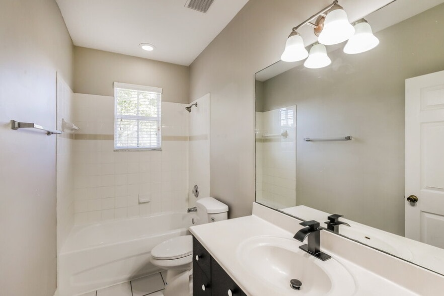 Building Photo - 1911 SE 14th Ct