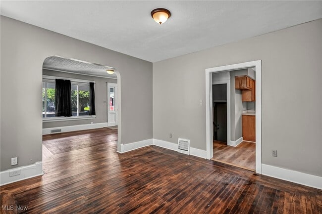 Building Photo - 906 Delia Ave