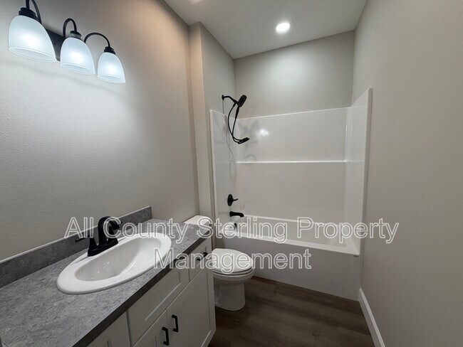 Building Photo - 1390 SE Magnolia Loop