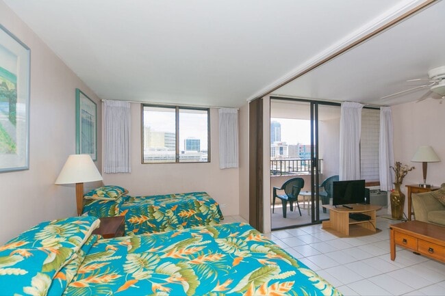 Building Photo - Royal Kuhio 1b1b1parking Fully Furnished i...