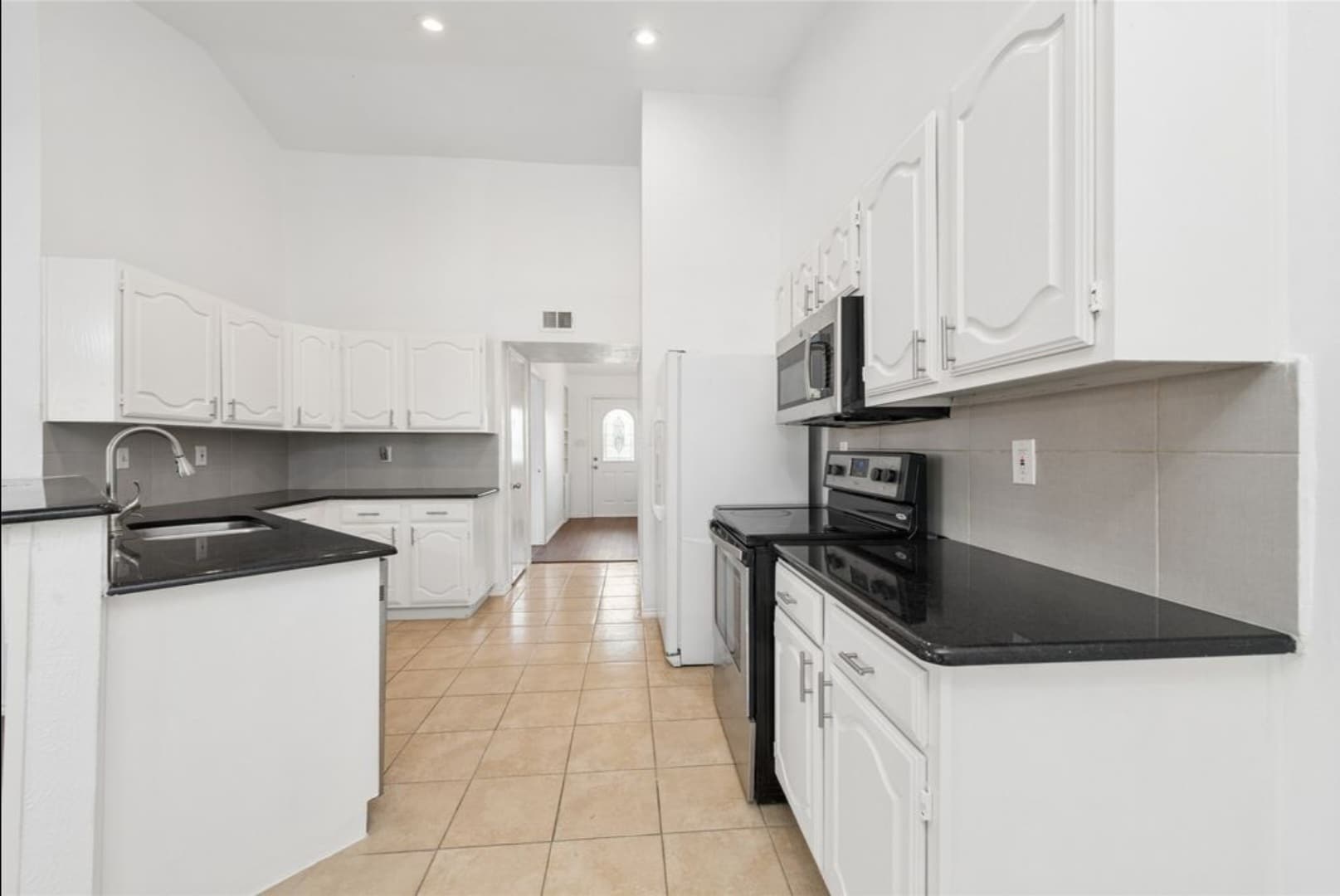 Kitchen overlooking the entrance - 543 Guadalupe Dr