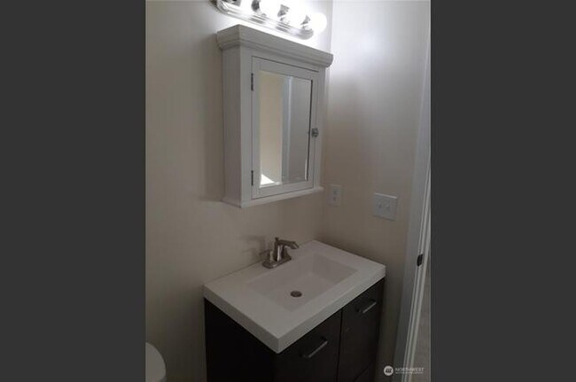 Building Photo - Charming Retreat: Fully Remodeled 3 Bed, 2...