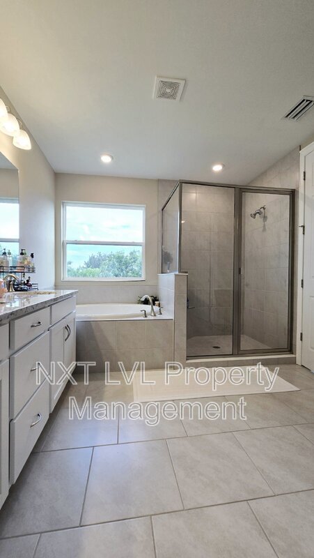 Building Photo - 804 Heather Lk Ave