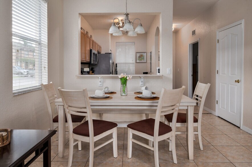 Building Photo - 557 Miramar Ave